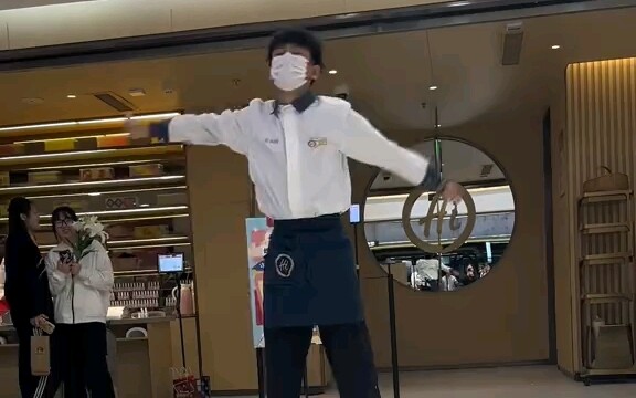 Haidilao’s third subject, dancing, is a double test in the food industry. Today’s waiters need to be