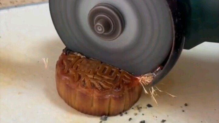 Kue bulan yang diberikan perusahaan