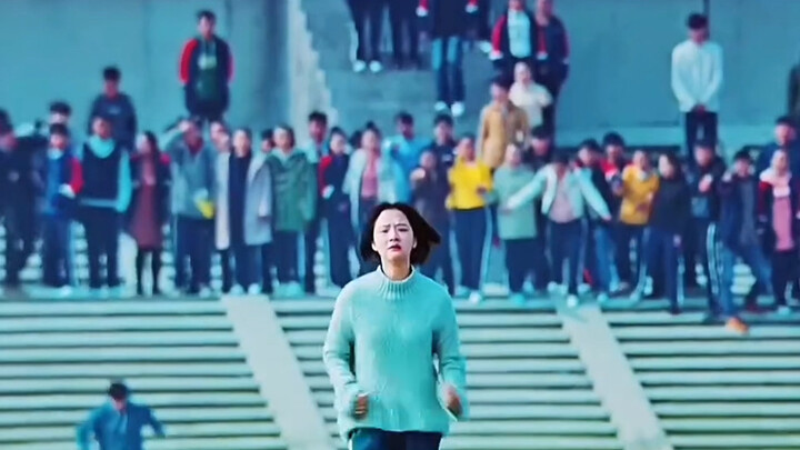 الولد يردد باستمرار أنه يحبها، لكنه لا يثق بها.