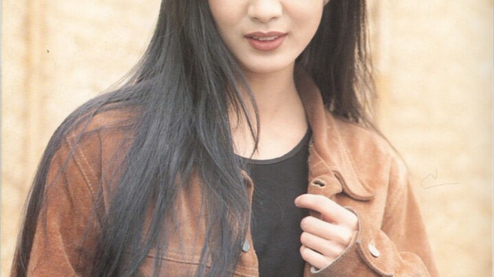 Dia sangat cantik! Saat mengenakan pakaian pria terlihat gagah dan anggun, saat mengenakan pakaian w