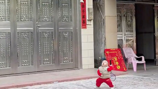 不建议这么小的小孩儿打羽毛球，容易伤大人自尊！
