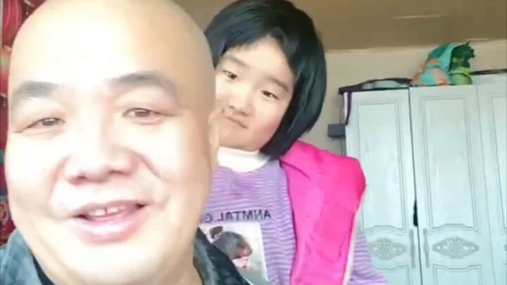 Đao Ca, con gái anh có bố không?