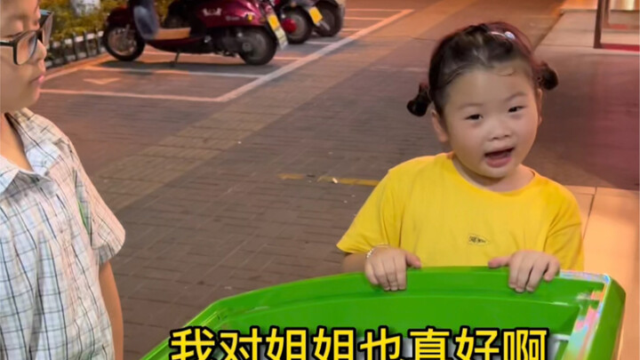 Nếu trong một gia đình có một người cực kỳ tự tin nơi công cộng, thì nhất định còn có một người ngại