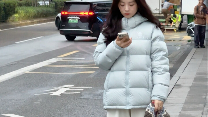 عندما تعود مختلف إطلالات ملابس الريش إلى الحياة الواقعية (من منظور المارة)