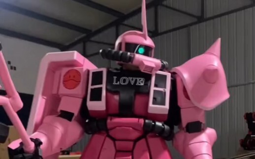 Only real men can drive a Zaku? The cutest pink Zaku
