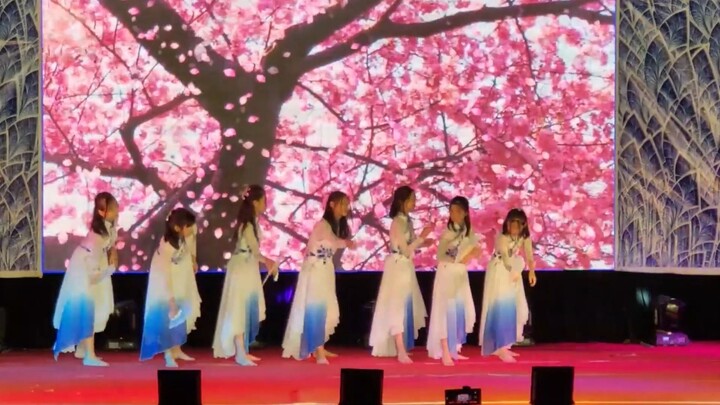 Nữ sinh trung học chân trần biểu diễn vũ đạo "Lãng nhân tỳ bà"