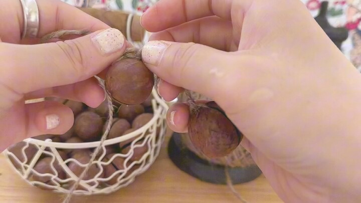 Vỏ hạt macca sau khi ăn xong đừng vứt đi, hãy làm một chiếc chuông gió lắc tay đầy tính trị liệu nhé