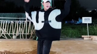 عاشقة العمل الشاق العشرة أبدعوا، وقام تشو يوان بقيادة مجموعة الزراعة والأطفال الصغار في رقصة عيد الع