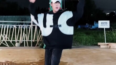 عاشقة العمل الشاق العشرة أبدعوا، وقام تشو يوان بقيادة مجموعة الزراعة والأطفال الصغار في رقصة عيد الع