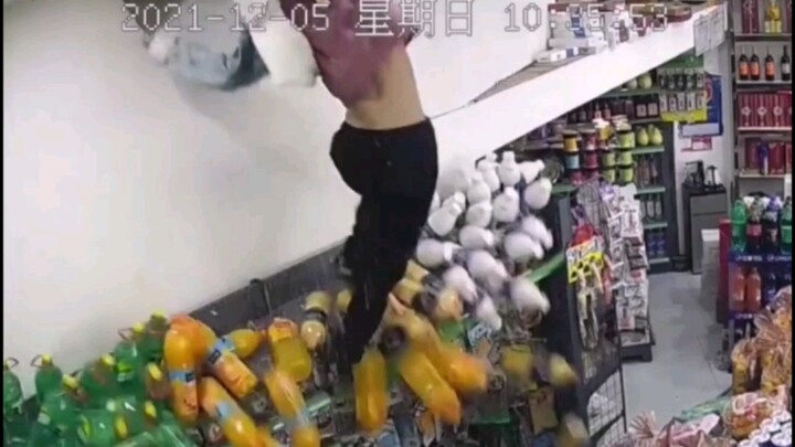 It truly shattered the ceiling—supermarket ceiling collapses, and a girl falls down!