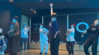 Choreography by Japanese choreographer Natsuki. Simple and joyful big frame hiphop