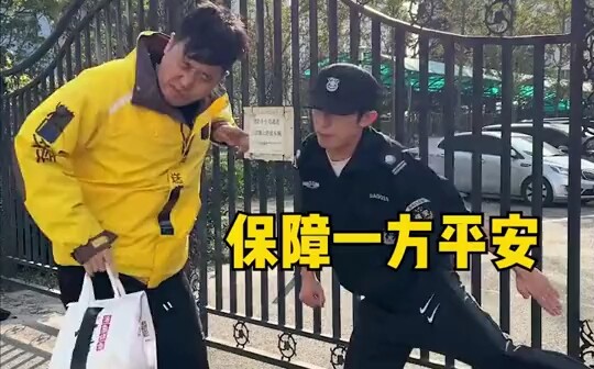 بالنهار أعمل حارسًا وأمنع مُرسلي الوجبات، وفي الليل أرسل الوجبات وأشتم الحارس الذي منعني.