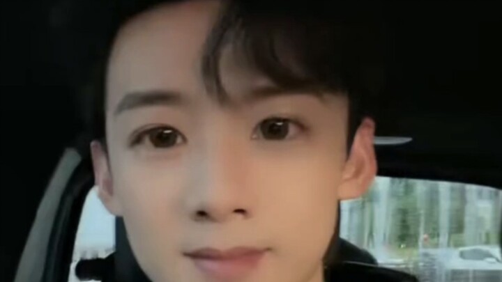 Bai Jingting: Big eyes, a slim face, and skin smoothing… Hmm… No one took a screenshot, right? Me: N