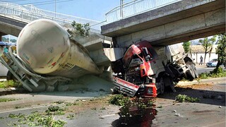 Total Bad Day at Work Truck Fails Compilation - Excavator - Crane Fails - Truck Crossing Road