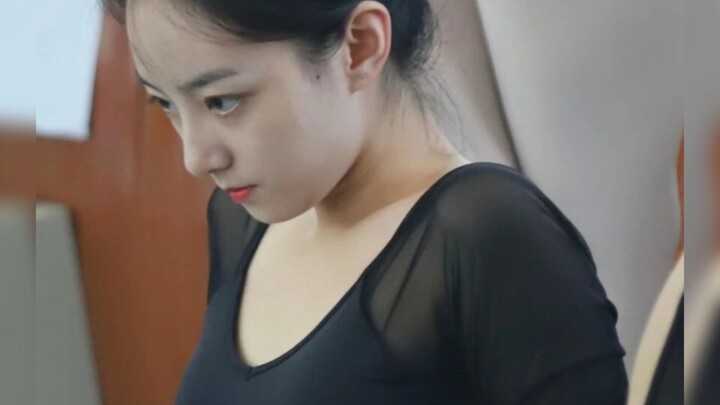 Di tengah keramaian, satu kali melirikmu saja sudah cukup—kamu tetap yang paling punya kecantikan un