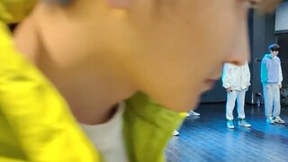 Hãy đến và xem phiên bản phòng tập của các chàng trai AG, tất cả đều là tình yêu, làn sóng tiếng cườ