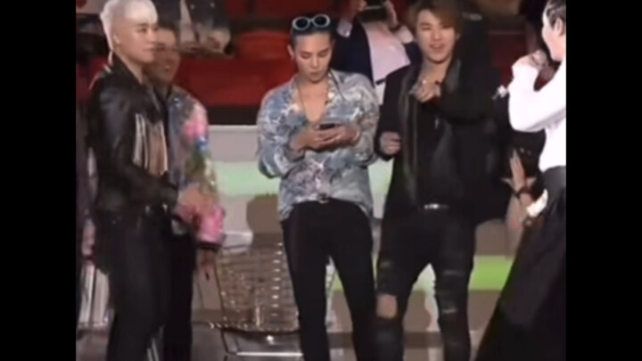 In a situation like this, even G-Dragon can reply to messages—what excuse do you have for not replyi