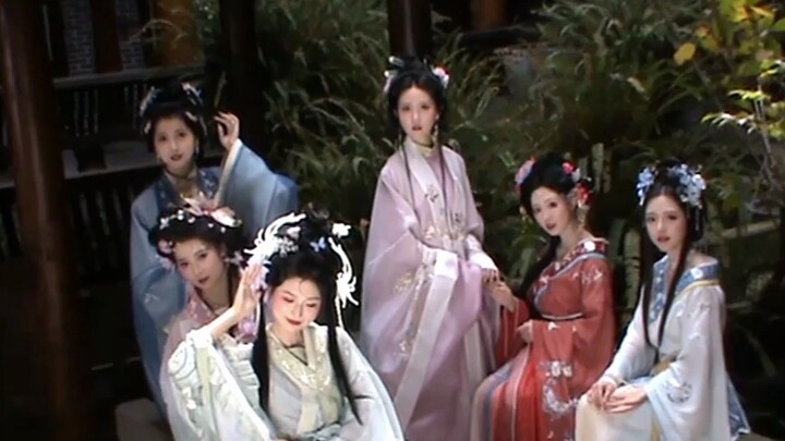 Looking back, I see old friends everywhere. They seem like beauties from old TV dramas.