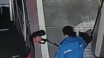 A heartwrenching scene: gas station staff help pick up cash that fell on the ground as passengers in