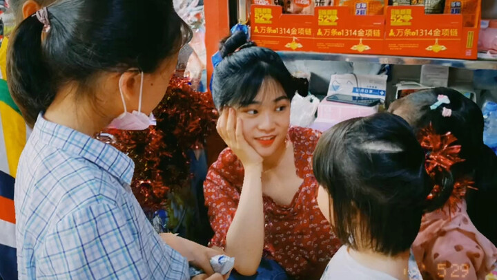 Buka sebuah toko kecil, menjaga masa kecil di satu toko