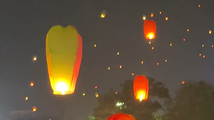 จุดตะเกียงให้เจ้าไว้สามพันดวง ดอกไม้บานสะพรั่งทั่วทั้งเมือง