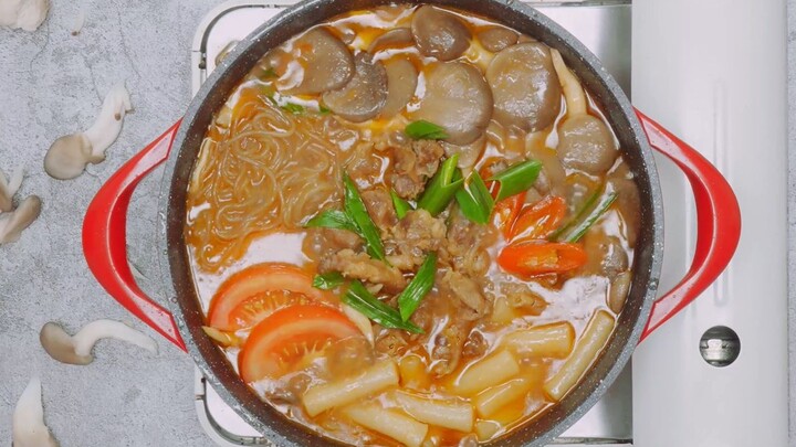 Just hearing the sizzle makes your mouth water: This melt-in-your-mouth beef, rice cake, and glass n