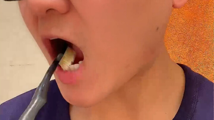 Memainkan lagu "Lemon" dengan sikat gigi dan gigi