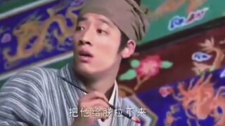 厅皇上和大臣说话，工匠不小心偷听到，于是赶紧冒充聋子