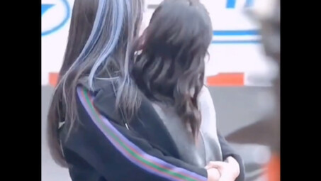 Tăng Khả Ni ôm Trương Tĩnh Nghi vào lòng – gái đẹp thì phải sánh đôi với gái đẹp chứ!