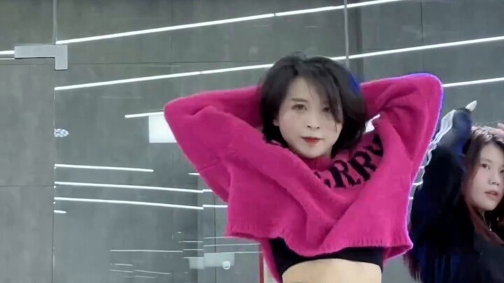 "พาโนรามา" - ท่าเต้นของ izone นั้นรวดเร็วและขาดๆ เกินๆ มาก จิตใจของฉันจดจ่ออยู่กับการจดจำท่าเต้นเหล่