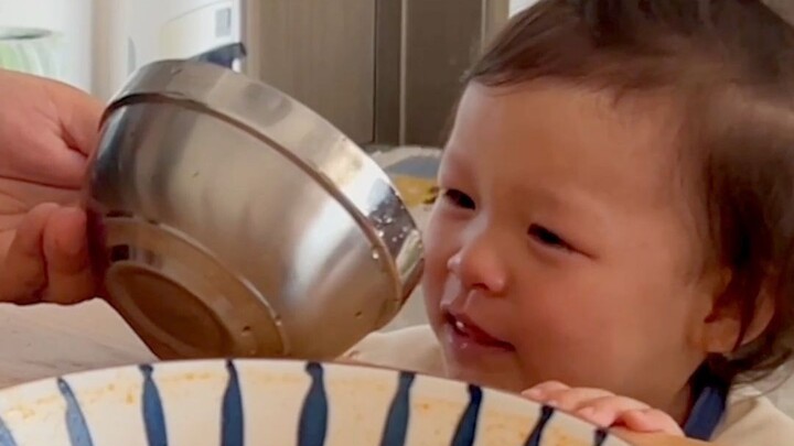 When human cubs learn to manage their facial expressions