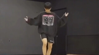 滚宝演唱会彩排舞蹈太可爱了、我要cover宝的版本——为你一个人抛弃一座城。