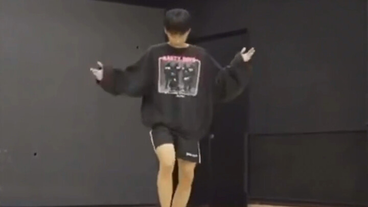 滚宝演唱会彩排舞蹈太可爱了、我要cover宝的版本——为你一个人抛弃一座城。