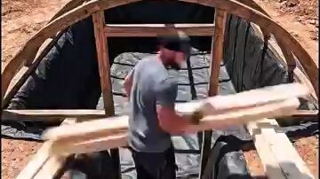 I_built_mini_House_inside_Desert_Pit