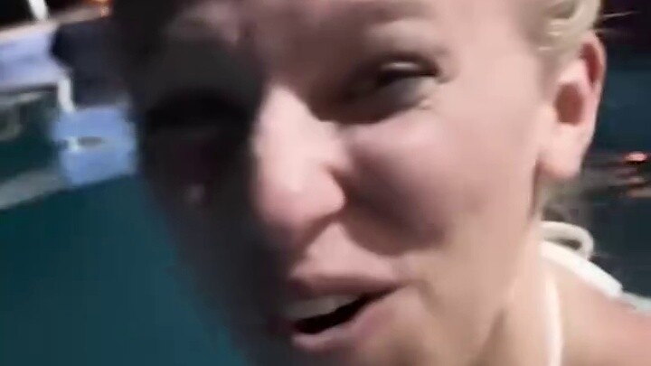 زوجان يسبحان في فندق بزيمبابوي بأفريقيا، فجأة يظهر ضيف غير مرغوب فيه يريد شرب الماء... لا يستطيعان ا