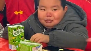 A split-second facial transformation—this should definitely be included in the Beijing Film Academy'