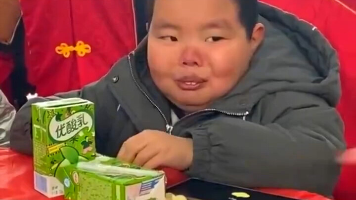 A split-second facial transformation—this should definitely be included in the Beijing Film Academy'