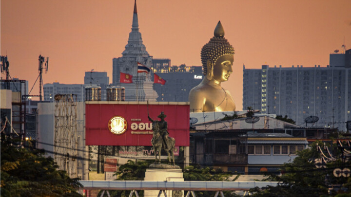 After an afternoon of waiting, I finally captured the Buddha looking down upon the human world!