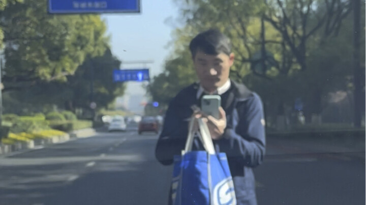 Dia memarahi saya selama lima menit karena menyeberang jalan sembarangan. Ini kebiasaan buruk yang d