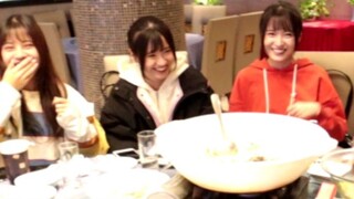 น้องสาวในโซนเต้นรำกำลังร้องเพลงด้วยเสียงอันน่าทึ่งของเธอ? -