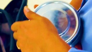 他还是个孩子，为什么要这么懂事