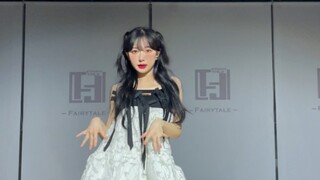 Glassy رقص على أغنية جديدة، كلما استمعت لها أكثر أصبحت أفضل / تنورة جديدة