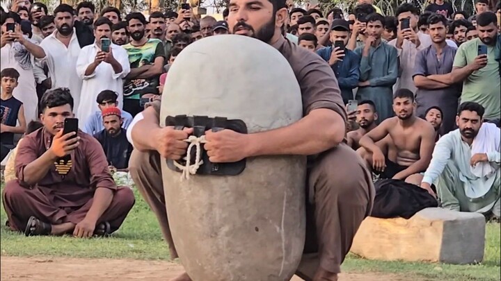 Cuộc thi nâng đá là môn thể thao truyền thống ở Pakistan!