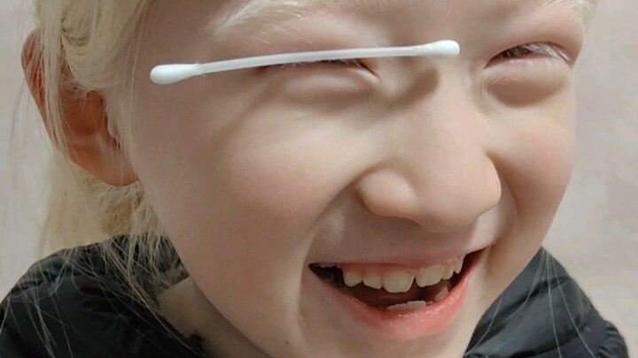 Tangtang’s eyelashes can actually hold up a cotton swab—clipping them in one continuous take; I’m ne