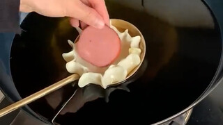 Pancake yang digoreng hingga kecokelatan, diisi dengan sosis ham