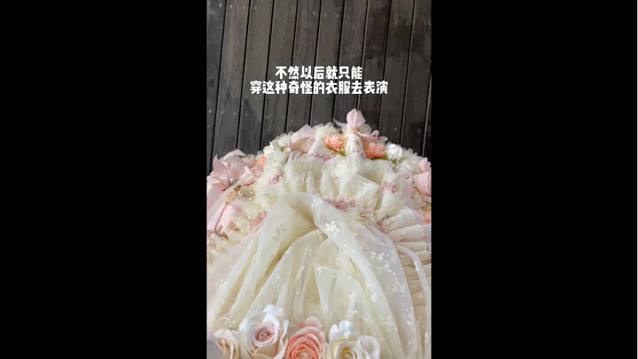 Wearing a wedding dress and going out, she was actually treated by passersby as a negative example t