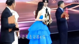 Chi tiết nói lên nhân phẩm: Từng cử chỉ nhỏ của Yingbao đều thật dịu dàng, giáo dưỡng đã ăn sâu vào 