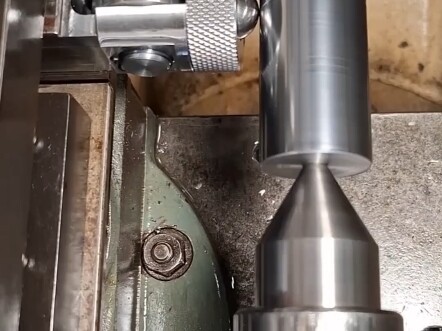 Dao ép bóng trên máy tiện