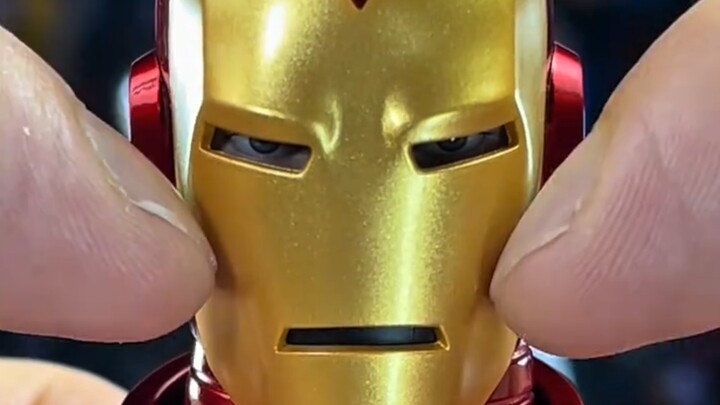 Người Sắt hôm nay hơi khác đấy!