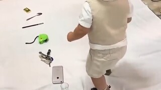 外国小朋友抓周，最后竟然抓了个……